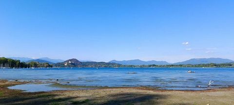       Just 20 m from the beach and a few minutes from the center of Arona (Dormelletto - border) For sale Splendid flat land of over 11000 square meters in a green and quiet setting! Project Approved for a Villa of about 250-300 square meters with sw...
