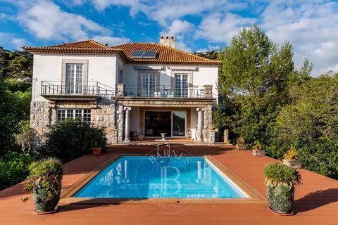 A villa with 6 bedrooms, several living rooms, and incredible sea views in Santo Amaro de Oeiras. With enormous potential for renovation, it features a 4300sqm garden with a swimming pool. Additionally, there is a large terrace on the bedroom floor. ...