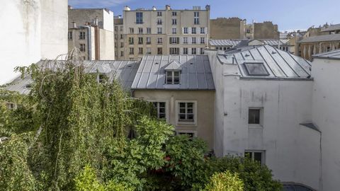 In a highly sought-after street, rue de Navarin, very close to rue des Martyrs and place Saint-Georges. Alone on the landing, this charming three-bedroom duplex with a surface area of 53.91sqm loi Carrez and 55.55sqm au sol is located on the fifth fl...