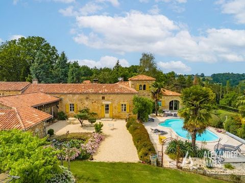 Located in a preserved natural setting between Périgord and the Lot valley, this exceptional equestrian property extends over more than 21 hectares of woods and fenced meadows. Offering tranquility and privacy, the residence is surrounded by magnific...