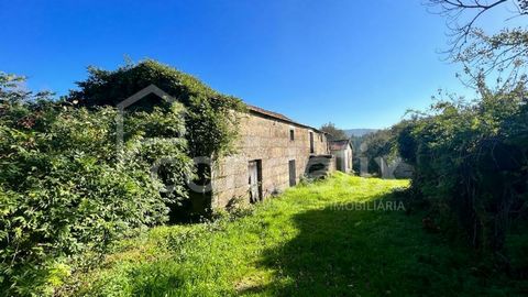 Farm of 800,000 m² in Magães, in the heart of Marco de Canaveses, which reveals itself as a treasure to be rescued. There are four stone houses for restoration, and several threshing floors that can be recovered for accommodation. There is feasibilit...