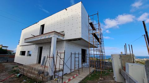 Detached villa under construction with modern design, with sea views, just a few meters from the beach. With 4 bedrooms, one of them suite, living room and kitchen in open space, garage with 60m2 and electric gate, space for laundry area and office. ...