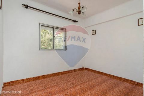 2 bedroom apartment in Sacavém, consisting of 2 bedrooms, with good areas. The location of the property is central and easily accessible to public transport and other services. Come and see what could become your next home. Property without Housing L...
