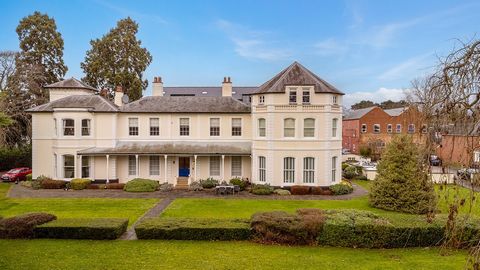 An extremely rare opportunity to acquire a stunning, spacious, and unique two double-bedroom apartment forming part of a fabulous Grade II Listed Georgian style Mansion. Montague House is hidden away within the desirable Emscote, Coten End area of Wa...