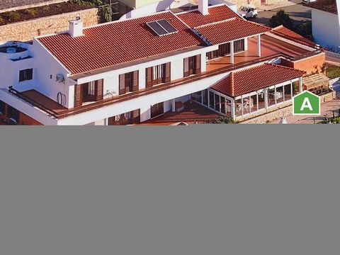 6 bedroom house with garage and large terraces - Alcobaca Imposing house, about 100 meters from the Monastery of Alcobaca and the city center. Located at the top of a hill where it enjoys a wonderful view of the city and Monastery. Some of the streng...