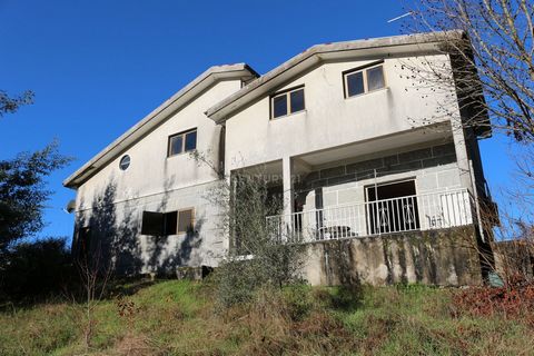 Villa de 4 chambres avec terrain mixte d'une superficie de huit mille vingt neuf mètres carrés, et maison de deux cent vingt deux mètres carrés. La maison est prête à vivre, située dans une zone tranquille près de tous les services, ainsi que les pis...