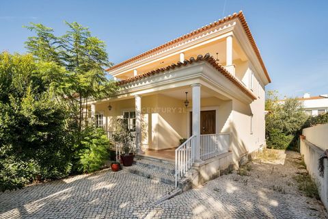 Fantastische villa T4, gelegen in Vila Nogueira de Azeitão, Quinta dos Fóios, gelegen tussen het charmante Vila Azeitão, Palmela en de altijd charmante Serra da Arrábida met zijn uitstekende stranden, op slechts 30 minuten van Lissabon. Gebouwd in 20...