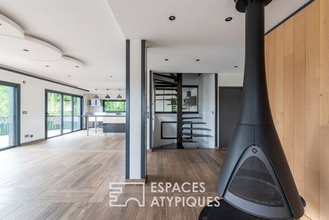 Située sur les hauteurs de Bourgneuf-de-la-forêt et à deux pas du centre bourg, cette singulière contemporaine au toit plat de 216 m2 est bâtie sur pilotis et trois niveaux. Ses nombreuses et larges ouvertures offrent une vue imprenable sur le paysag...