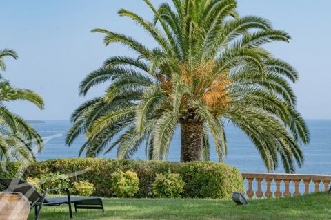 Dans une belle résidence de la Croix des Gardes avec piscine, ce bel appartement en rez-de-jardin bénéficié d'une superbe vue sur la mer, la baie de Cannes et l'Estérel. D'une surface d'environ 140 m², il est composé d'un appartement 3 pièces et d'un...