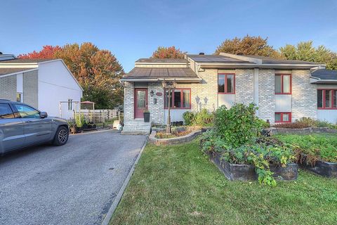 Charmante maison jumelée avec 4 chambres à coucher, dotée d'une cour intime agrémentée d'une piscine creusée. Située dans un quartier paisible, elle se trouve à proximité de tous les services essentiels. Cette demeure soigneusement entretenue bénéfic...