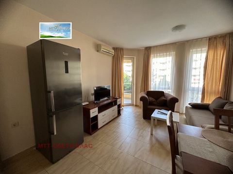 Nous proposons à la vente un appartement meublé d’une chambre au deuxième étage. Le complexe se trouve sur la deuxième ligne de la plage de Sveti Vlas et offre 2 grandes piscines, un restaurant avec de la musique live, une réception, un parking, une ...