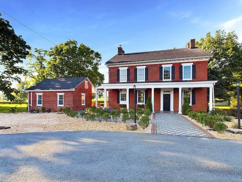 Situada no coração de Mechanicsburg, Pensilvânia, esta propriedade requintada oferece uma mistura perfeita de charme histórico e elegância contemporânea. Abrangendo impressionantes 39,13 acres, esta propriedade possui uma casa de fazenda meticulosame...