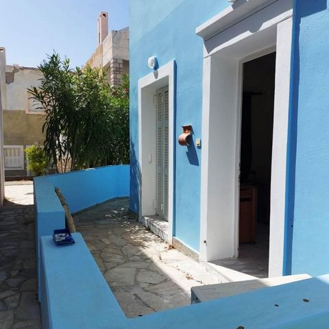 Analoukas, Sitia, Oost-Kreta: Charmant appartement op slechts 210 meter van de zee. Het is een begane grond van 32 m2 bestaande uit een open woonkamer met keuken en open haard, een slaapkamer en een badkamer. Het appartement heeft ook een balkon aan ...