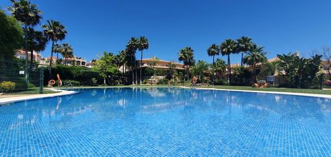 Fabuleuse maison jumelée située à Riviera del sol, Mijas Costa, à côté du péage qui relie Malaga à 20 minutes et le centre de Marbella à 10 minutes. Idéal pour les familles en raison de son confort, de beaux espaces communs, deux piscines fantastique...