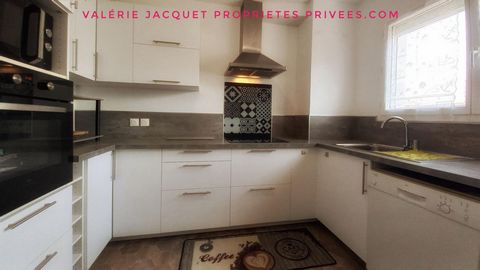 Need 4 bedrooms in the immediate vicinity of the city center of Coutras and its amenities (market, shopping center, post office, town hall, nursery, schools, college, doctors)? This 120 m2 detached house, completely renovated with taste in 2023, offe...