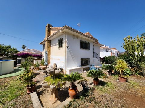 Villa in Maro (Nerja) mit 3 Schlafzimmern, 520 m² Grundstück, Garage und großem Garten mit schöner Aussicht, nur 5 Autominuten vom Strand und dem Zentrum von Nerja entfernt. Das Anwesen befindet sich in einer sehr beliebten Urbanisation ganz in der N...