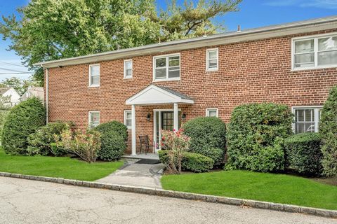 Discover this beautifully maintained first floor, 1-bedroom co-op conveniently located in Briarcliff Manor, known for its award-winning school district and vibrant community. Situated close to transportation, shopping, and dining, this home features ...