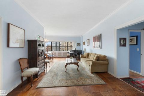 Vivez au très convoité 29e étage du 185 West End Avenue. Cet appartement à couper le souffle de deux chambres et deux salles de bains au dernier étage offre une vue panoramique sur les toits de la ville. Avec des plafonds vertigineux atteignant 9 pie...