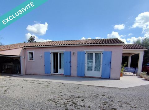 Cette maison de 110 m², construite en l'an 2000 est implantée sur un beau terrain plat d'environ 1500 m². Elle se compose d' une belle entrée desservant un vaste séjour avec cuisine ouverte et arrière cuisine, de 3 chambres, d'une salle d'eau, d'un W...