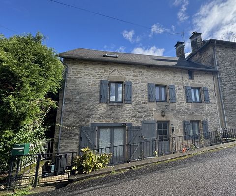 IMMO19.FR / 20 minuten van Seilhac, dit huis bestaat op de begane grond uit een woonkamer, een keuken en een eetkamer. Boven, drie slaapkamers, een badkamer met toilet en tenslotte op de bovenste verdieping, een slaapkamer met in te richten zolder. D...