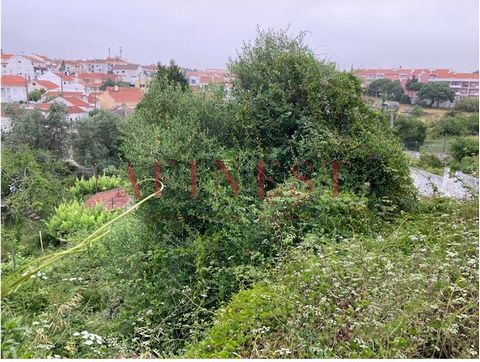 Terreno para construção de moradia situado em Lourel a 2 minutos do centro de Sintra, próximo das praias (Praia das Maças, Praia Grande,...) Zona muito calma, com vistas de campo e casario, orientado a poente. De acordo com o PDM da CM de Sintra, o t...