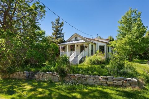 Erleben Sie den Charme und die Eleganz der Vergangenheit mit diesem exquisit renovierten Vintage-Haus, das historisch als Samuel Russell House bekannt ist und sich auf 2 Stadtgrundstücken im Herzen von VC befindet. Dieses Cottage im viktorianischen S...