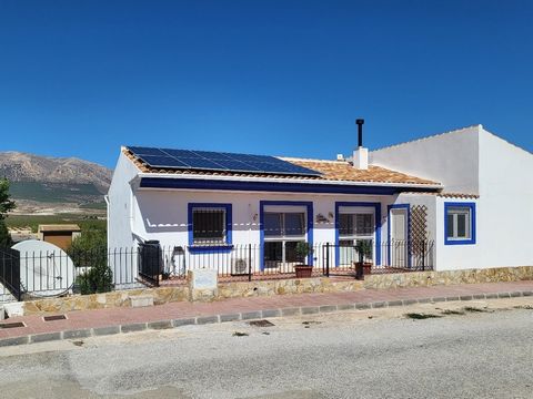 In Zusammenarbeit mit unseren spanischen Partnern freuen wir uns, Ihnen diese schöne Villa mit 4 Schlafzimmern anbieten zu können. Werfen Sie einen Blick auf diese spektakuläre freistehende Villa mit immensem Unterbau, atemberaubendem Blick auf die u...