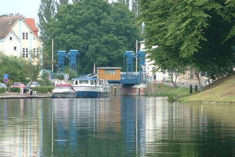 ¡Pase sus vacaciones en esta relajante casa en una ubicación fantásticamente hermosa directamente en el lago Plauer, en una zona tranquila y no lejos del idílico casco antiguo catalogado! La casa de vacaciones está situada en un terreno natural de 50...