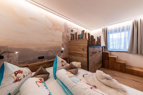 Die Ferienwohnung Sonnenadler mit Südbalkon samt eigenem Kräutergarten und privater Whirlwanne ist ein kuscheliger Horst für Familien. Das Elternzimmer bietet Doppelbett, Stauraum und Safe sowie eigenes Bad mit großer Regen-Dusche, WC und Föhn. Das N...