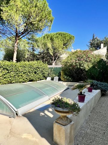 L'agence immobilière JURISTIMMO vous propose cette villa sans vis à vis idéalement située au sein d'un quartier résidentiel, à deux pas de la Cité Médiévale et du centre-ville de Vaison-la-Romaine. Laissez-vous charmer par cette maison de 132 m2 habi...