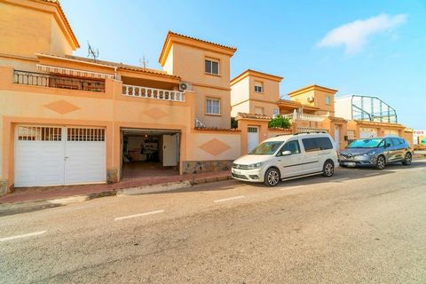 Deze charmante halfvrijstaande woning in Orihuela Costa, gelegen in de gewilde wijk Los Altos en op slechts 1300 meter van het strand, biedt een uitstekende distributie en grote buitenruimtes. Het huis heeft een grote privétuin met een afgesloten gar...