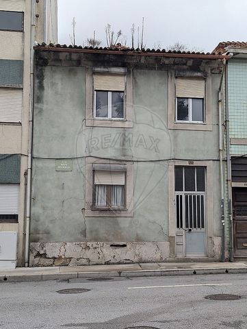 Housing for Total Rehabilitation   On a plot of land with 302m2, it currently has 112m2 of implantation area, 198m2 of gross construction area spread over 2 floors and 190m2 of patio area. It can be rehabilitated as a house, but it can also be used a...