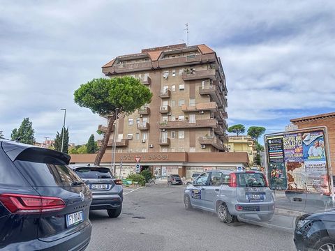 Große Wohnung im Zentrum von Monterotondo zu renovieren mit der Möglichkeit, ein drittes Schlafzimmer zu schaffen. Bestehend aus einer Eingangshalle, einem Wohnzimmer, einer Küche, zwei Doppelzimmern, Möglichkeit eines dritten, Flur, zwei Badezimmern...