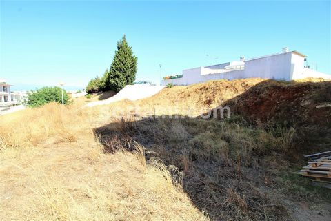 Terreno edificable, en Parchal, Lagoa. Con dictamen favorable para la construcción de una vivienda unifamiliar T3 distribuida en sótano y dos plantas más, con una superficie aproximada de 170 m2. Este terreno se encuentra en una zona urbana muy tranq...