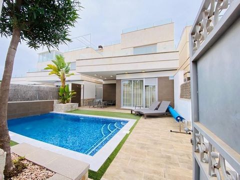 ~Willkommen in Ihrem zukünftigen Zuhause! ✨ Dieses schöne Anwesen in Orihuela Costa, Lomas de Cabo Roig, steht zur MIETE mit KAUF für 2 Jahre zur Verfügung. Verpassen Sie nicht die Gelegenheit, sich Ihr ideales Zuhause zu sichern!~~Mit einer Anzahlun...