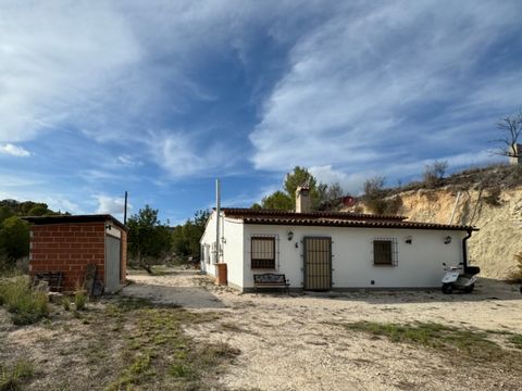 Rustzoekers kans, landhuis van 140 m2 in Benissa, op een perceel van 24.500 m2, met fruitbomen en pijnbomen. Gebouwd in het jaar 2000 met goede kwaliteit en isolatie, op slechts 700 m van het centrum van Benissa en ongeveer 6 km van de stranden. Idea...