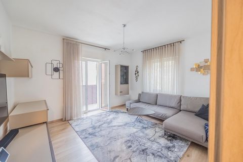 Let yourself be enchanted by the charm of this spacious 3-room apartment, which is located in a recently completely renovated condominium. The condominium was renovated with great attention to detail and brought up to modern class B standards. The re...