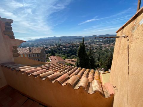 Haus des provenzalischen Typs auf drei Ebenen, ruhig, mit Panoramablick auf das Meer, die Hügel und das Dorf, bestehend aus Folgendem: - im Erdgeschoss: eine unabhängige Wohnung mit zwei Schlafzimmern und einem Balkon, - auf der ersten und zweiten Eb...