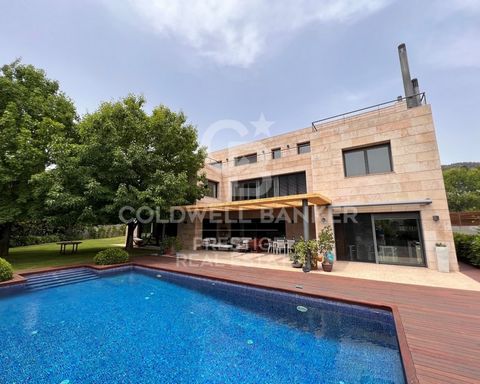 This luxury tower, located in the prestigious residential area of Pedralbes, stands as a true oasis of elegance and comfort. Framed by its surroundings, this property redefines the concept of exclusivity and sophisticated lifestyle. Privacy is a prim...