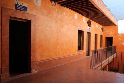 Inmueble comercial (EDIFICIO O LOCAL)catalogado por el INBA, ubicado dentro del primer cuadro del centro histórico de Querétaro a escasos metros de palacio de gobierno y plazuela, la construcción se encuentra conservada y se divide en tres plantas de...