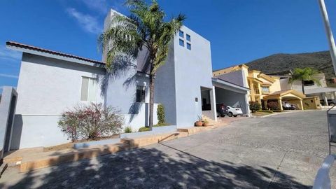 Hermosa casa en Bosquencinos con una increíble vista para disfrutar de la naturaleza y tranquilidad de la zona, consta de 2 niveles, recibidor, baño de visitas, cocina integral con cubierta de granito, antecomedor, amplia sala comedor, segunda sala c...