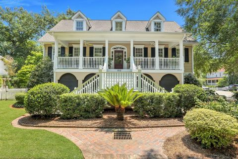 Experience the best of Southern living in this exceptional home in the heart of the Old Village in Mount Pleasant, a highly sought after neighborhood just minutes from both downtown Charleston and Sullivan's Island beach.This meticulously maintained ...