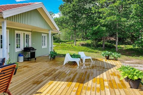 Geräumiges, ebenerdiges Ferienhaus mit gutem Standard, liegt in ruhiger und landschaftlich reizvoller Lage, etwa 9 km vom Ort Ellös im Westen der Insel Orust. Das Ferienhaus liegt erhöht auf einer kleinen Anhöhe und bietet so schöne Aussicht zur Natu...