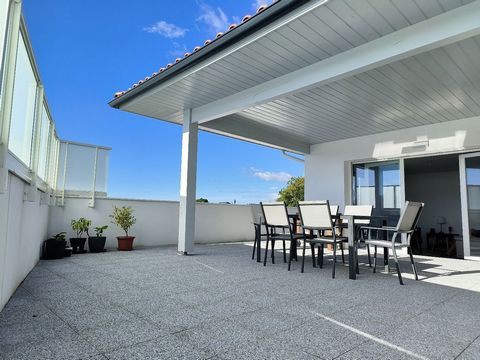 Less than 5 minutes from Biarritz. In a new residence (2023) with elevator, close to shops, school and (tram) bus. Come and discover this beautiful T3 apartment on the top floor without vis-à-vis and very bright, extended by its magnificent Terrace (...