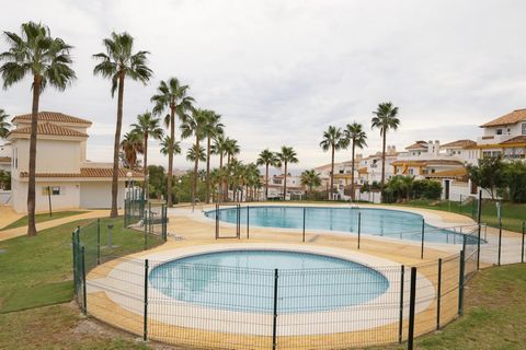 Deze charmante tussenwoning, gelegen in een prestigieuze particuliere urbanisatie van Benalmádena, biedt een comfortabele en ontspannen levensstijl. Met een slimme indeling over twee verdiepingen plus een ruime zolder, combineert deze woning perfect ...