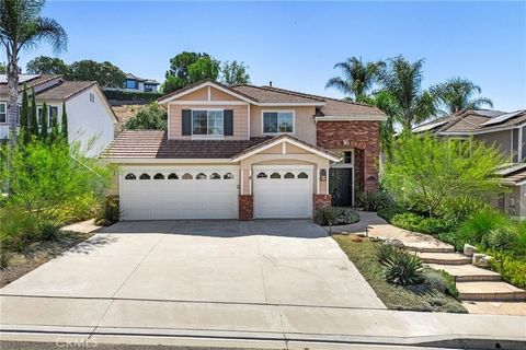 A Wagon Wheel beauty! This remodeled pool home boasts approximately 2400 sqft with 4 bedrooms plus loft. One bed and bath down. Enter this beautiful home to light and bright volume ceilings, luxury vinyl floors throughout lower level, white wood shut...