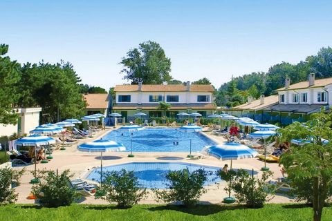 Villaggio per famiglie a Bibione Spiaggia con una piscina per adulti e una per bambini in zona tranquilla su un terreno di 7.000 m² di giardino circondato da pini. Le villette a schiera, molto curate, si trovano a pochi passi dal mare. La struttura d...