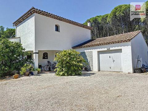 FAYENCE 83440 - NOUVEAUTE - Dans quartier calme et recherché - Villa indépendante construite au début des années 2000, avec piscine, sur parcelle d'environ 1 ha permettant d'accueillir des chevaux. La villa sur 2 niveaux dispose de plain pied : d'une...