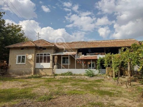 Imoti Tarnovgrad vous propose une maison de plain-pied à vendre, située dans le village de Strahilovo. Le village est situé à 7 km. de Polski Trambesh et 45 km. de Veliko Tarnovo. La propriété proposée se compose d’une maison de plain-pied, composée ...