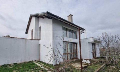 Agencia SUPRIMMO: ... Presentamos a la venta una casa unifamiliar con garaje y un gran patio a 12 km de Sunny Beach, en el pueblo de Alexandrovo, municipio de Pomorie. La propiedad tiene una superficie de 130 m², situada en una parcela de 500 m², con...